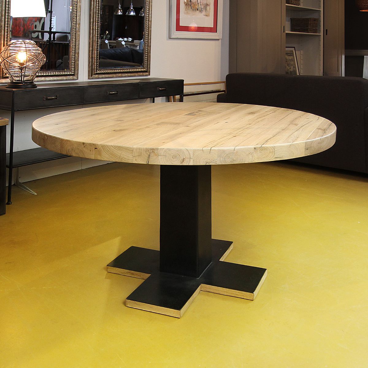 Eettafel rond oud eiken met kruispoot