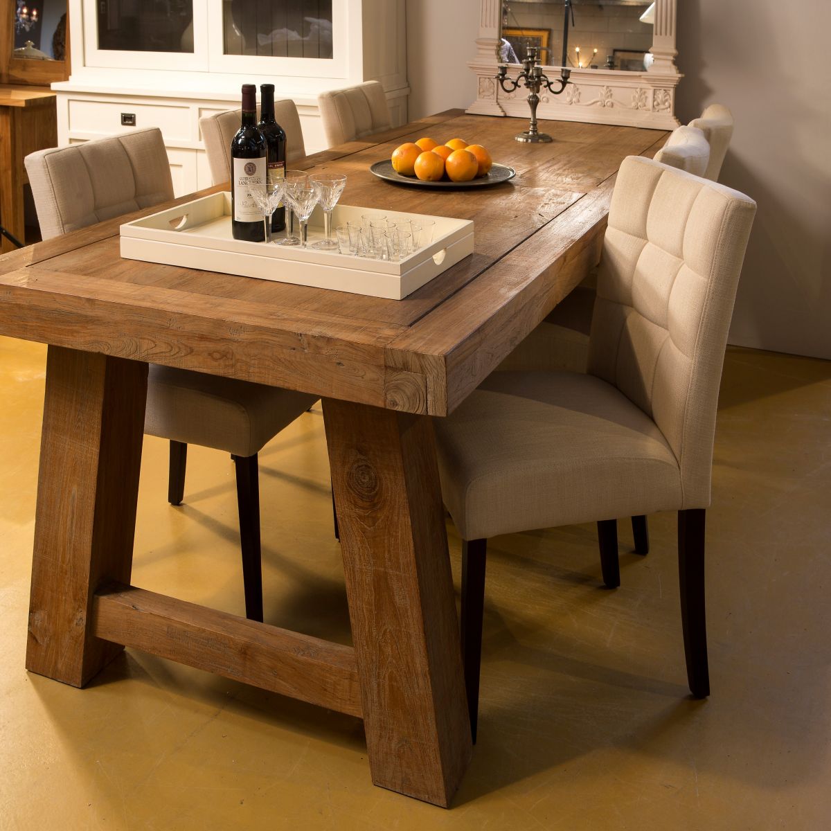 Interieur - robuuste eettafel teakhout